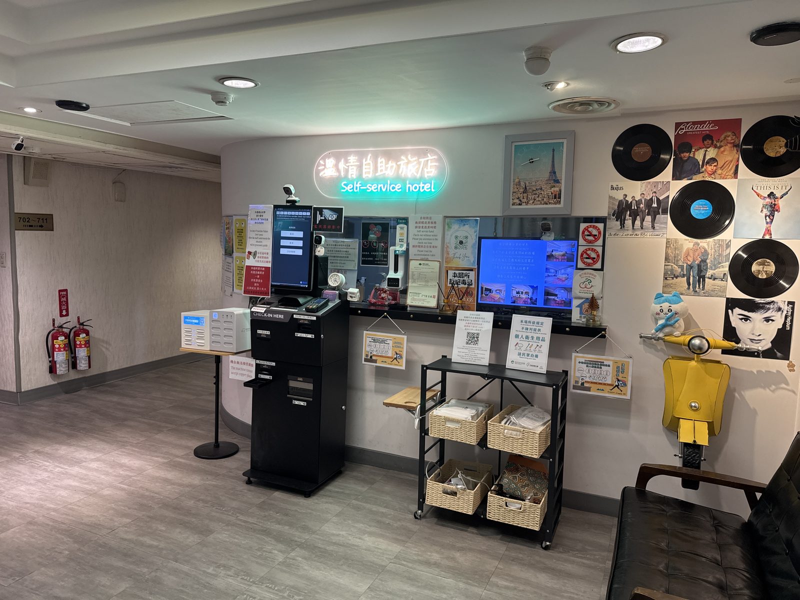 共享充电宝台湾落地 自助旅馆前台投放实景